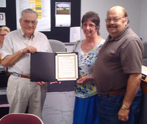 mayor presents plaque to man and woman