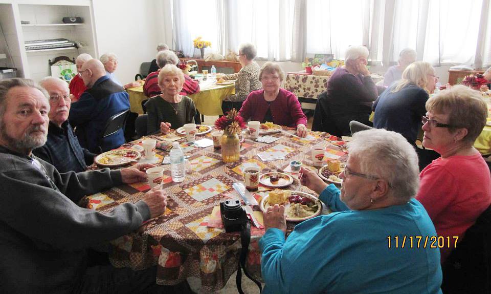 seniors eat thanksgiving meal together